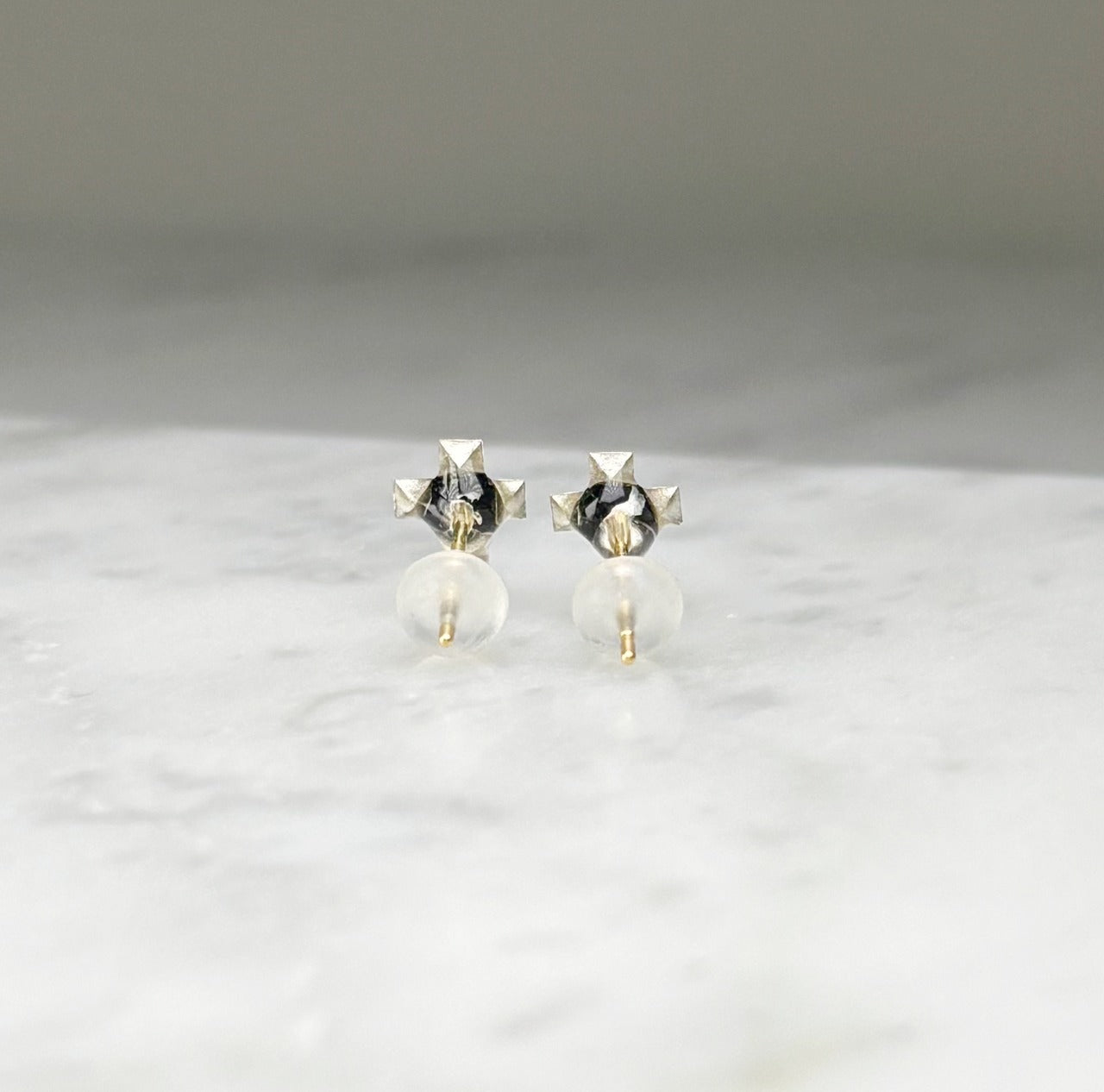 K18スワロフスキーシロ/クロ　ピアス