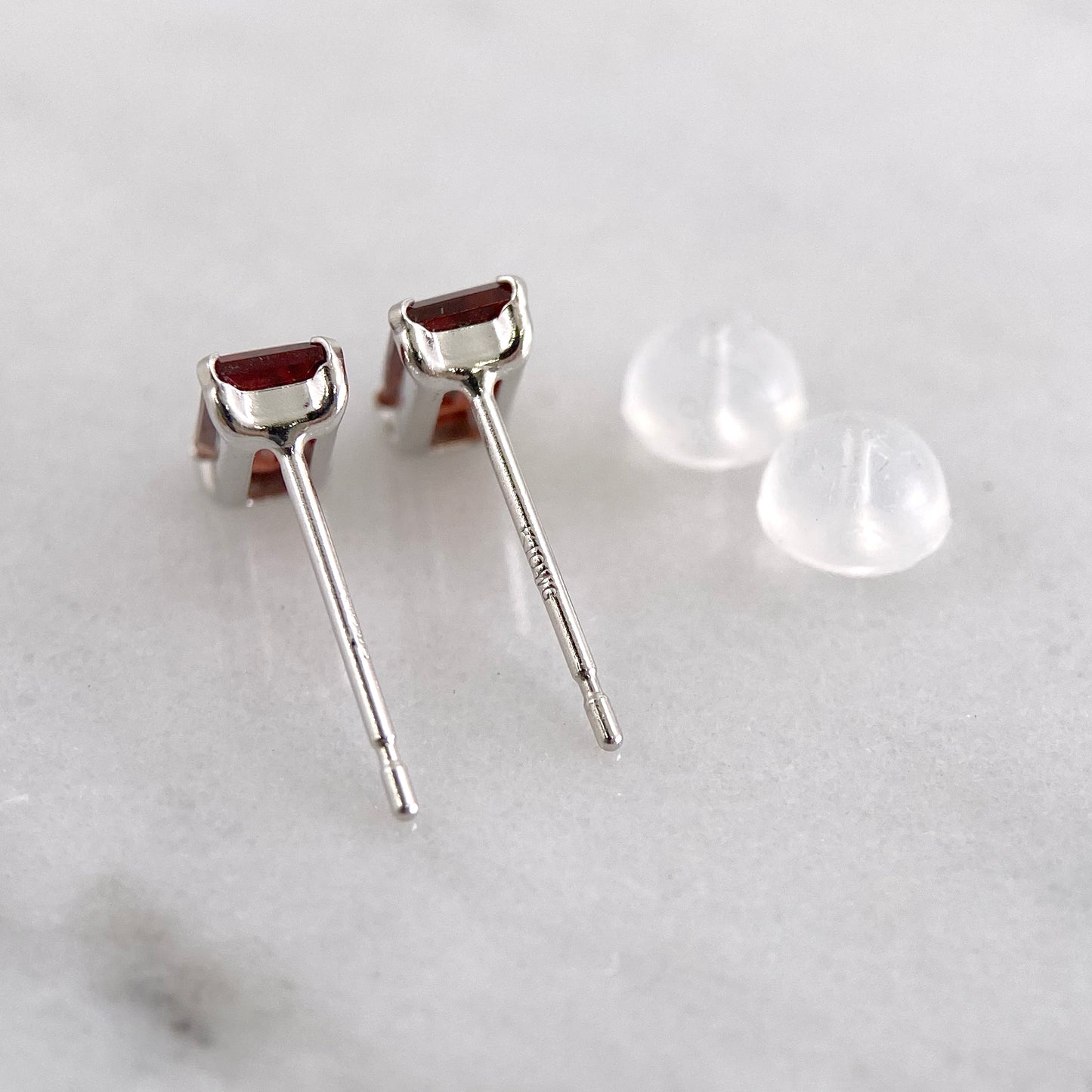 K10WGガーネットピアス