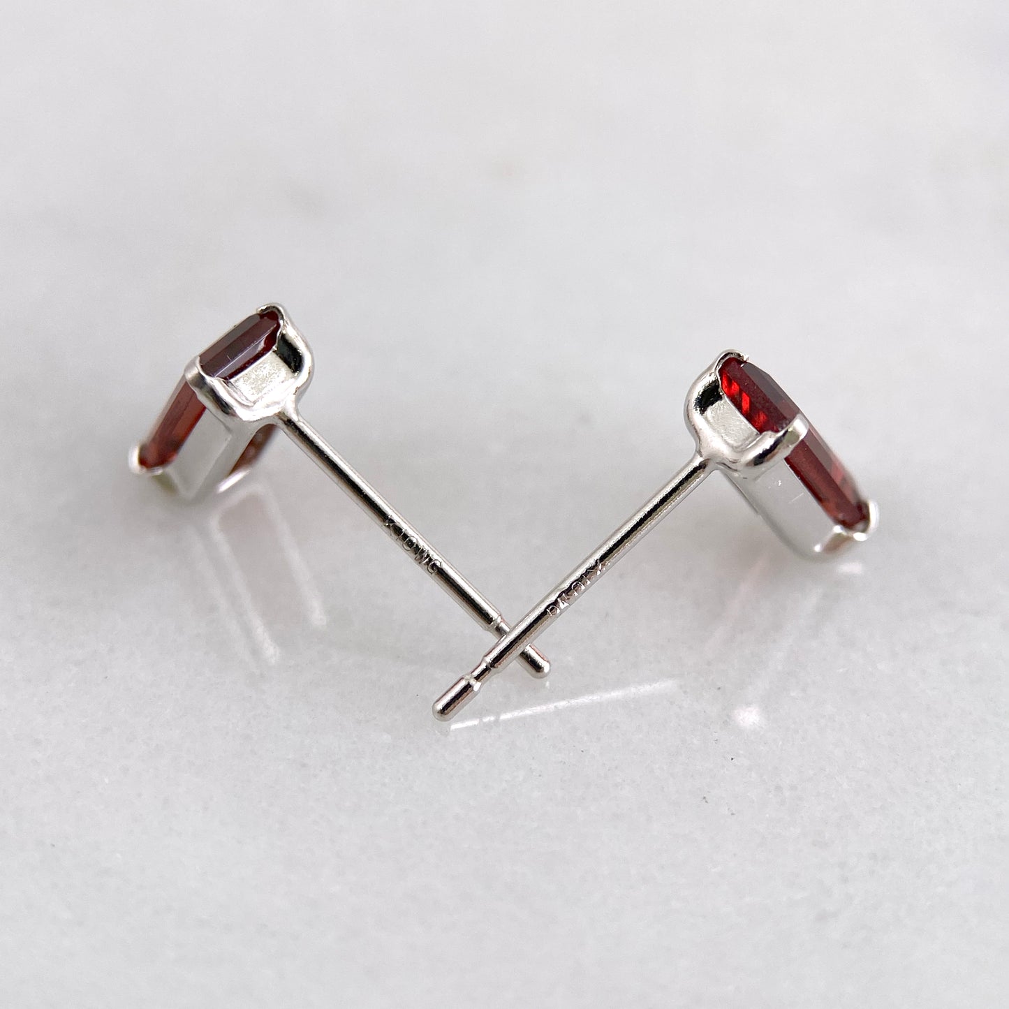 K10WGガーネットピアス